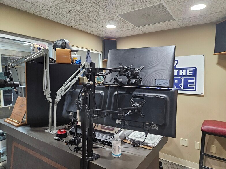 More Photos Of 113 W Public Sq, Glasgow Office For Sale