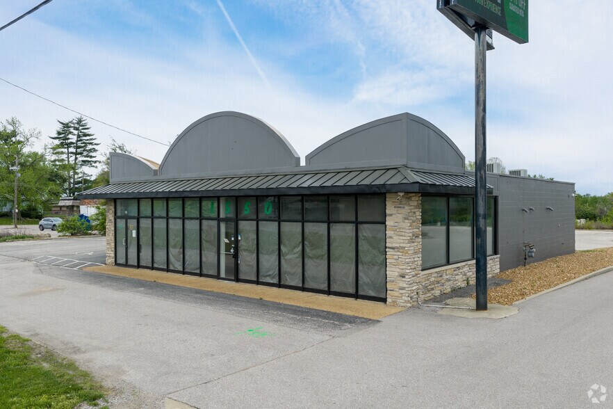 More Photos Of 1560 Veterans Memorial Pkwy, Saint Charles Unknown For Lease