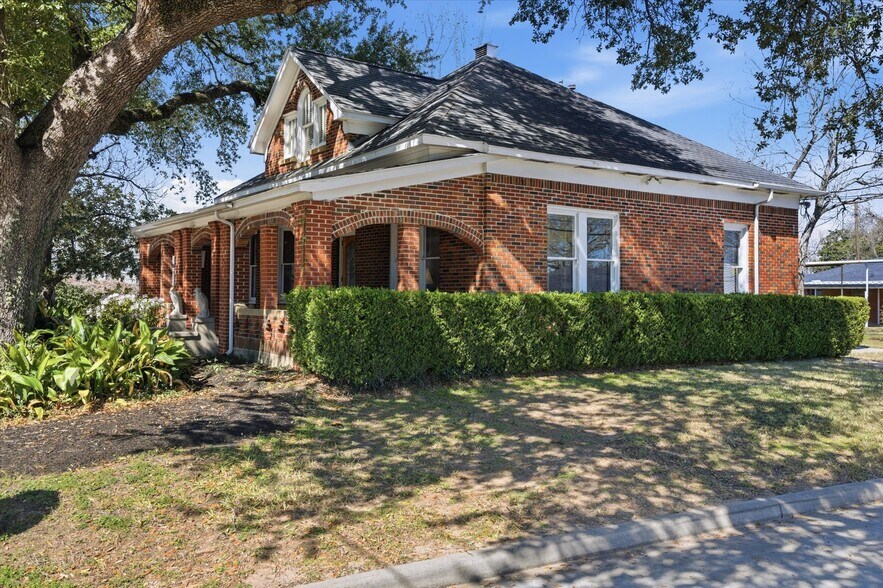More Photos Of 717 E 1st St, Humble Office Residential For Sale