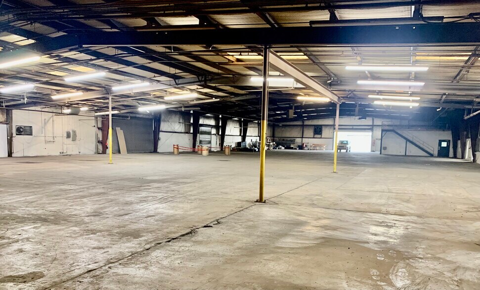 More Photos Of 2703 Chalk Hill Rd, Dallas Warehouse For Sale