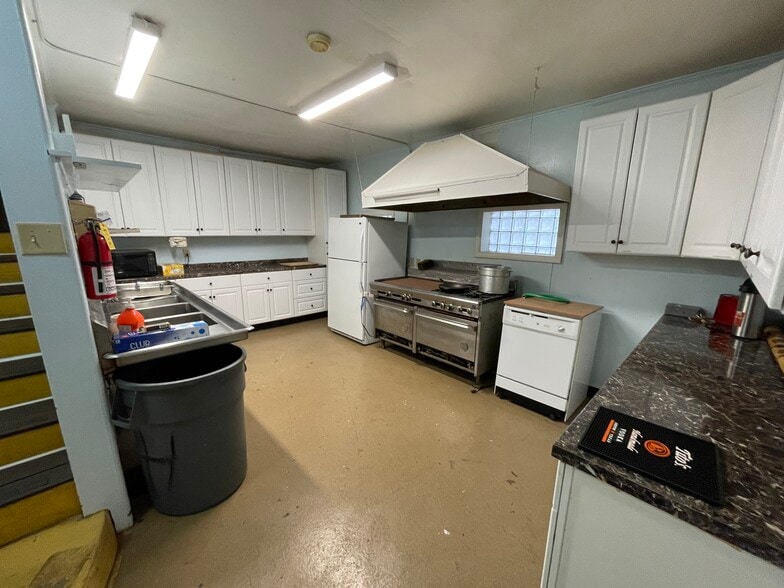 More Photos Of 1209 Lisle Plz, Lisle Bar For Lease