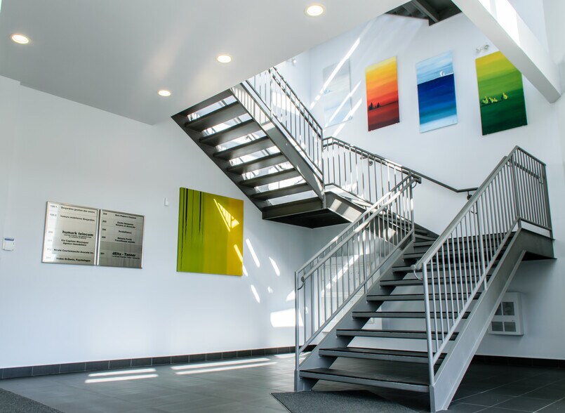 More Photos Of 145 Rue De Sherbrooke, Cowansville Office For Lease