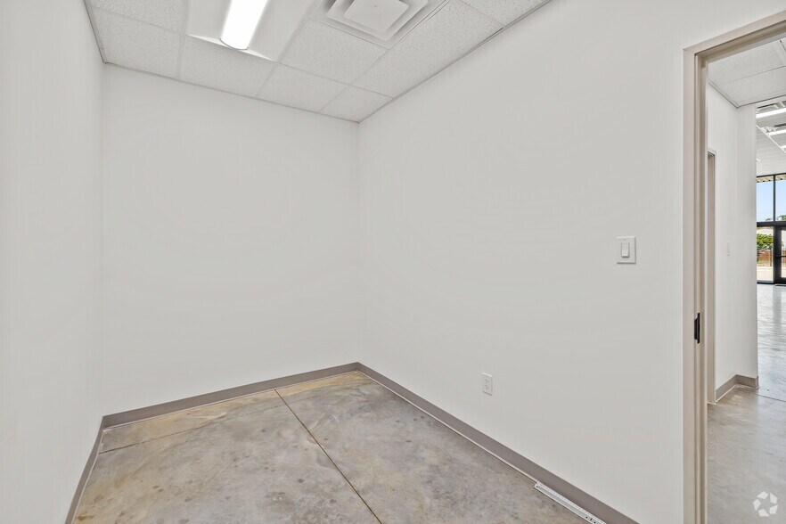 More Photos Of 5749 Parker Henderson Rd, Fort Worth Service For Lease