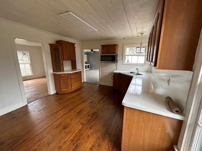 More Photos Of 404 N Henderson Blvd, Kilgore Office For Lease