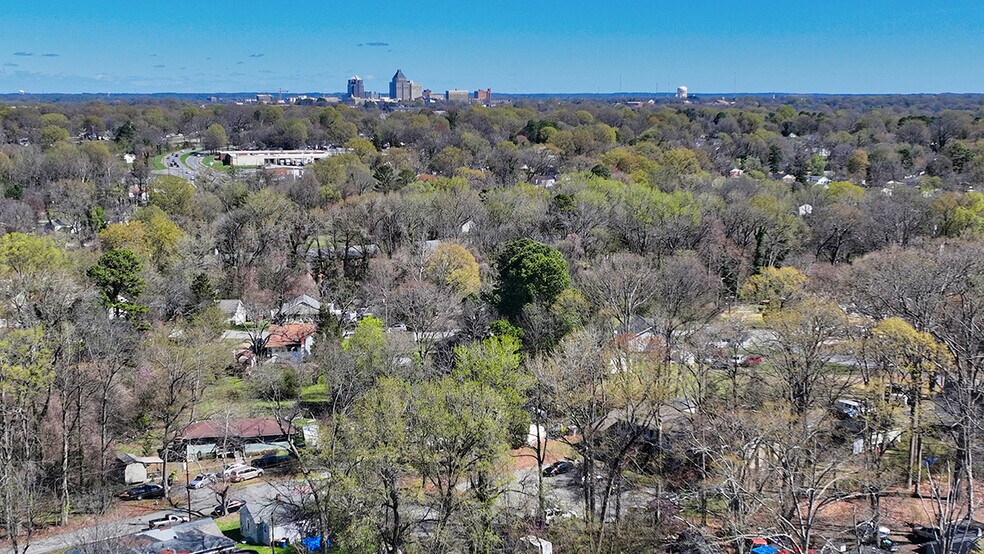 More Photos Of 2003 Woodcrest St, Greensboro Apartments For Sale