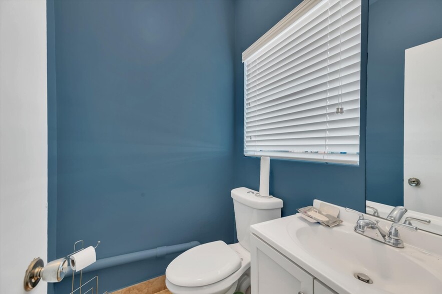 More Photos Of 224 NE 32nd Ct, Oakland Park Warehouse For Sale