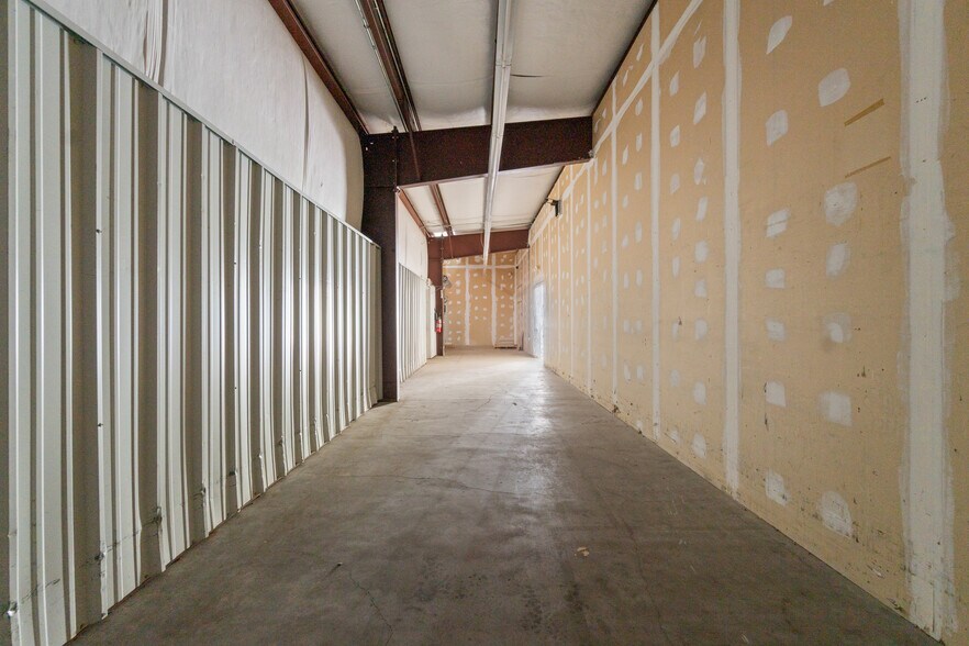 More Photos Of 722 S Highway 59, Decatur Freestanding For Lease