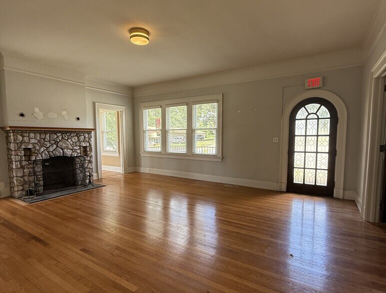 More Photos Of 581 W Main St, Spartanburg Office Residential For Lease