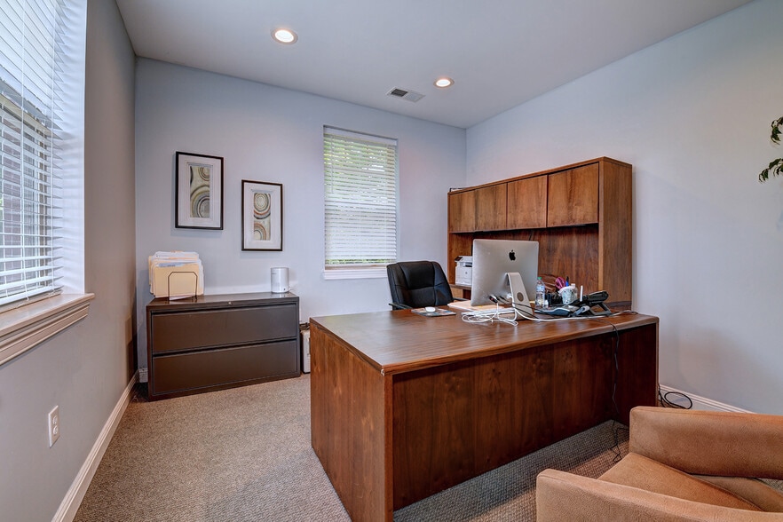 More Photos Of 10609-10611 Watterson Center Ct, Louisville Office For Sale