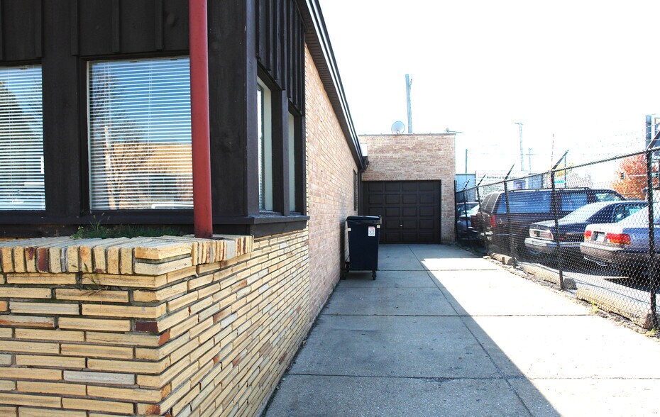 More Photos Of 5710 N Northwest Hwy, Chicago Warehouse For Lease