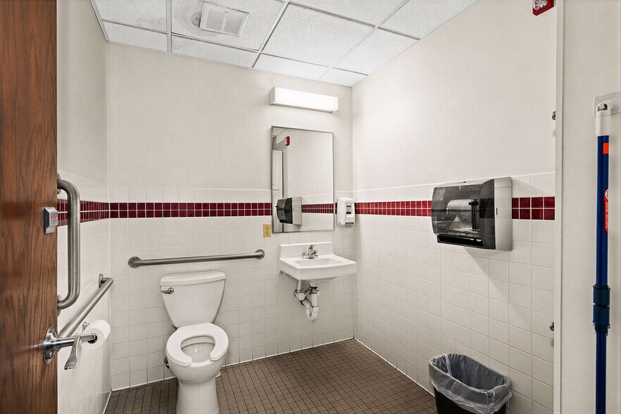 More Photos Of 331 N Central Ave, Duluth Bank For Lease