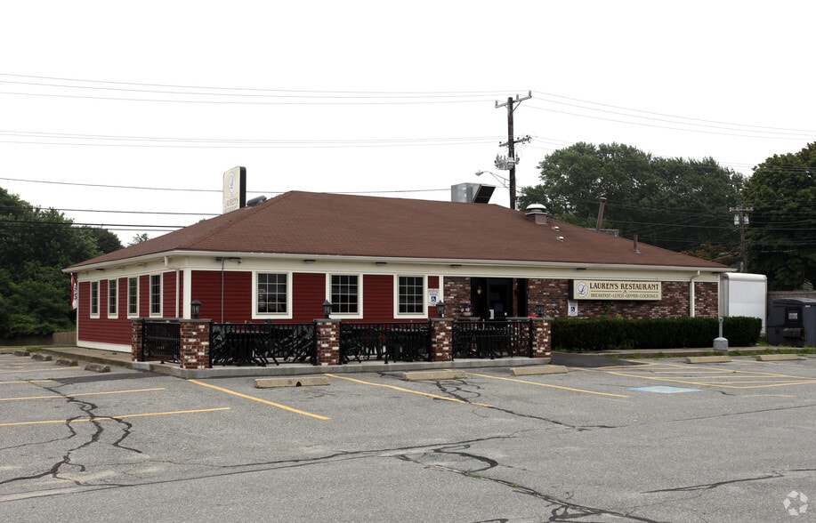 More Photos Of 601-607 Metacom Ave, Warren Unknown For Lease