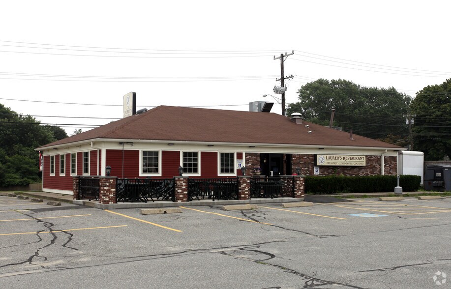 More Photos Of 601-607 Metacom Ave, Warren Unknown For Lease