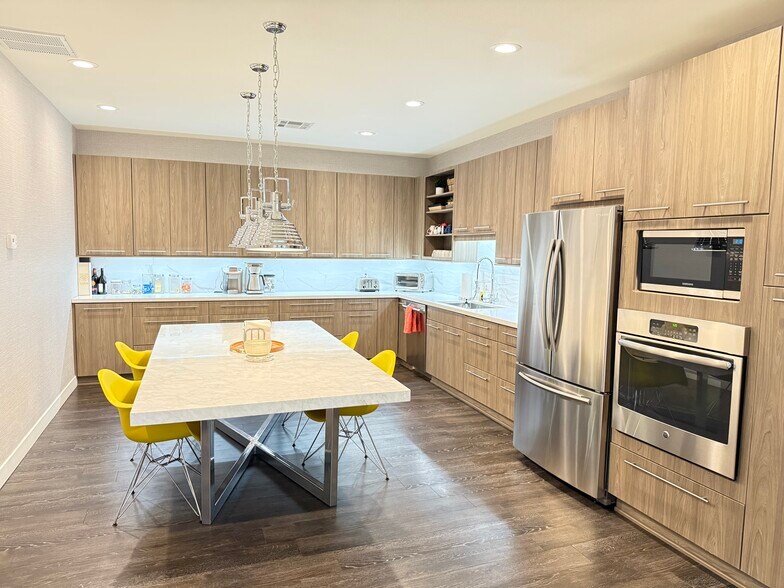 More Photos Of 4810 W University Ave, Las Vegas Showroom For Sale