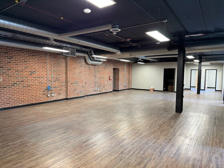 More Photos Of 929 Childs St, Wheaton Warehouse For Lease