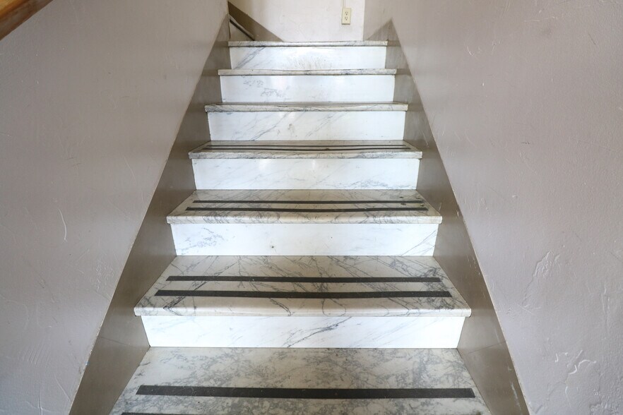 More Photos Of 320 Central Ave, Coos Bay Office For Sale