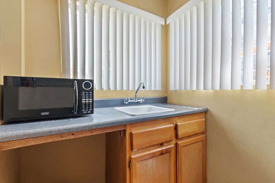 More Photos Of 1415 N La Brea Ave, Los Angeles Storefront For Lease