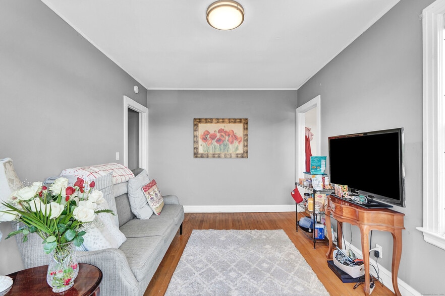 More Photos Of 28 Whitney St, Hartford Apartments For Sale