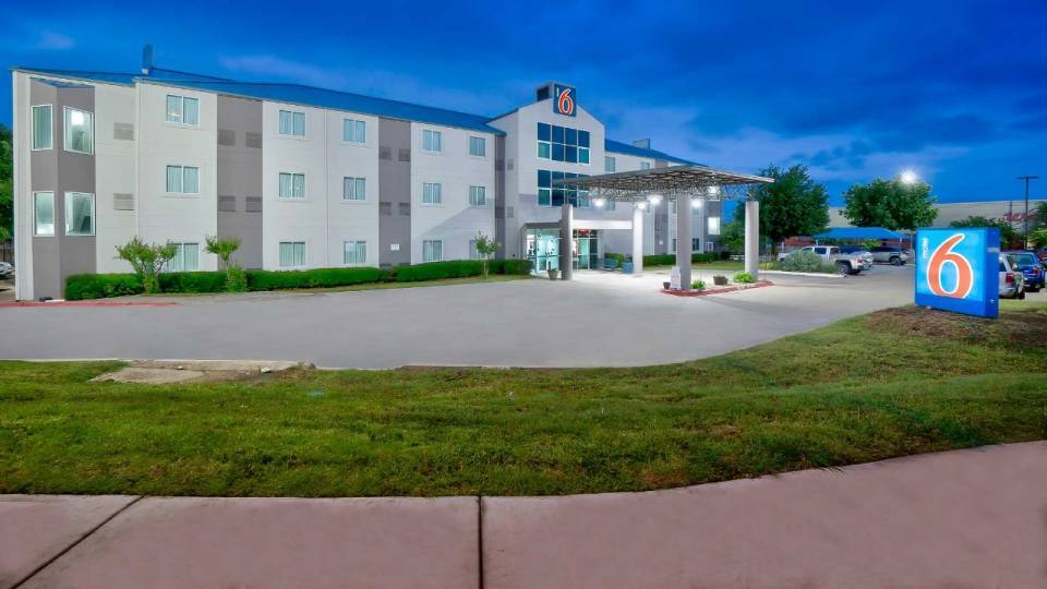 More Photos Of 8601 Benbrook Blvd, Benbrook Hotel For Sale