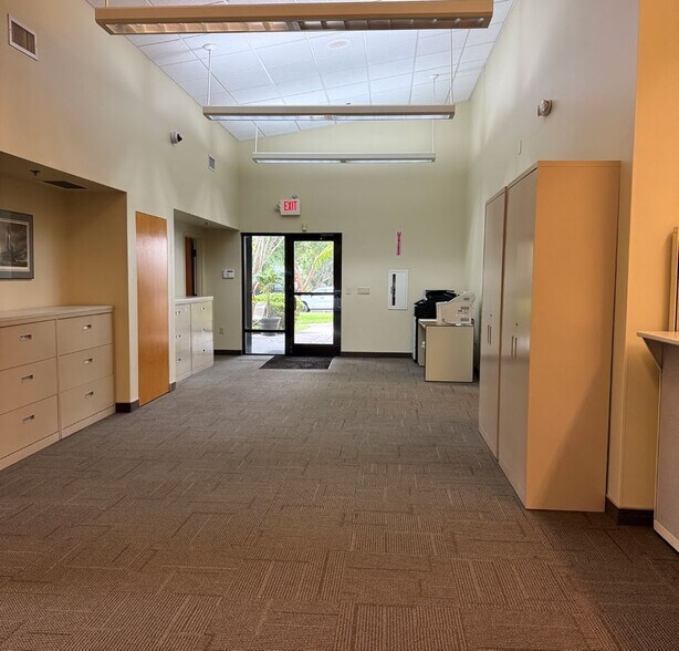 More Photos Of 5201 Tampa West Blvd, Tampa Flex For Lease
