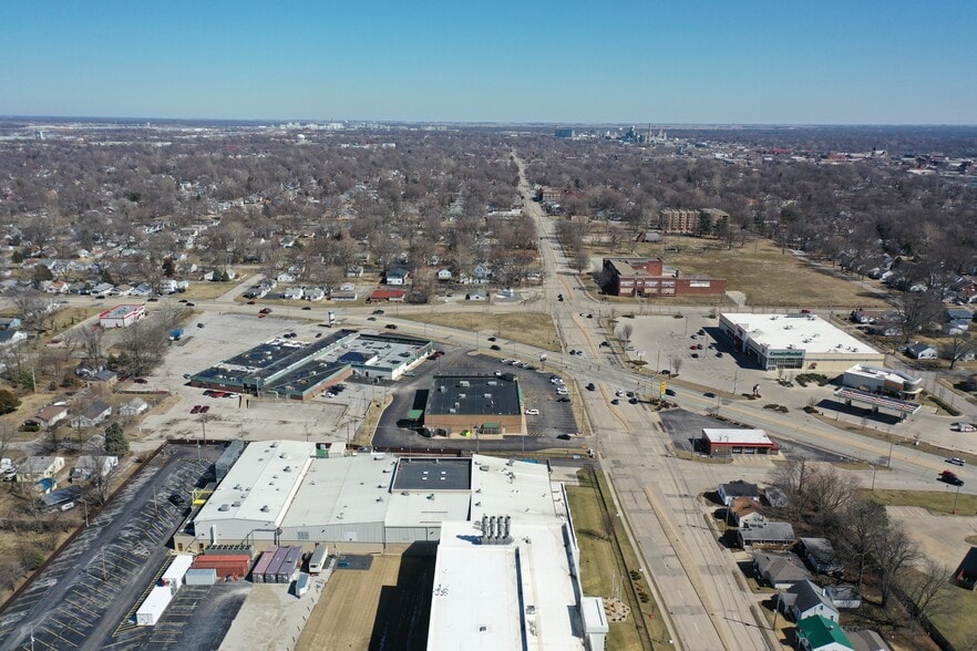 More Photos Of 1311 IL-48, Decatur Drugstore For Sale