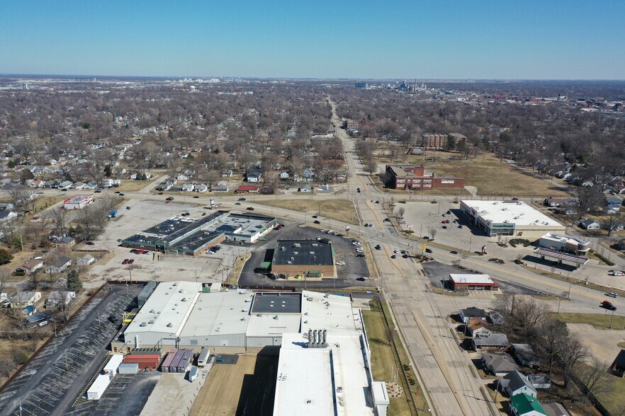 More Photos Of 1311 IL-48, Decatur Drugstore For Sale