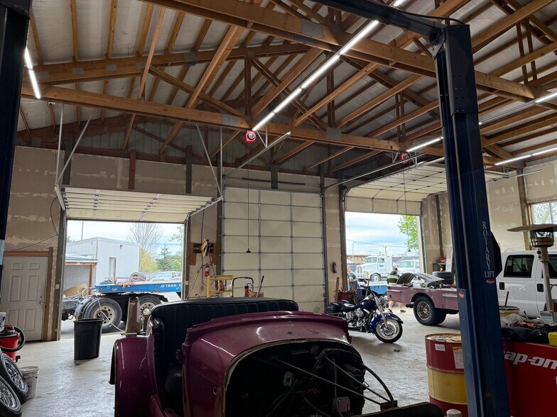 More Photos Of 3894 Roosevelt Blvd, Eugene Industrial For Sale