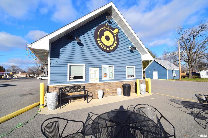 More Photos Of 102 N Park St, Sesser Restaurant For Sale