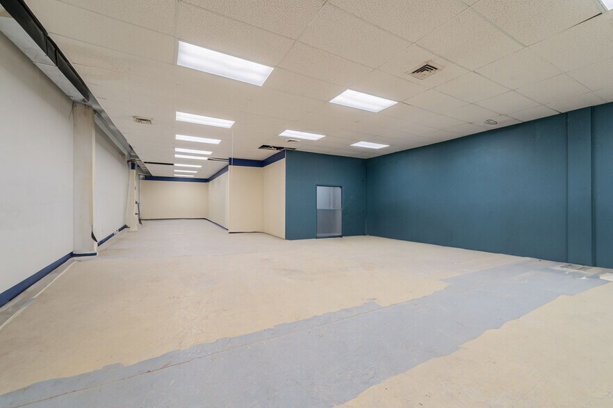 More Photos Of 5805 Boul Décarie, Montréal General Retail For Lease