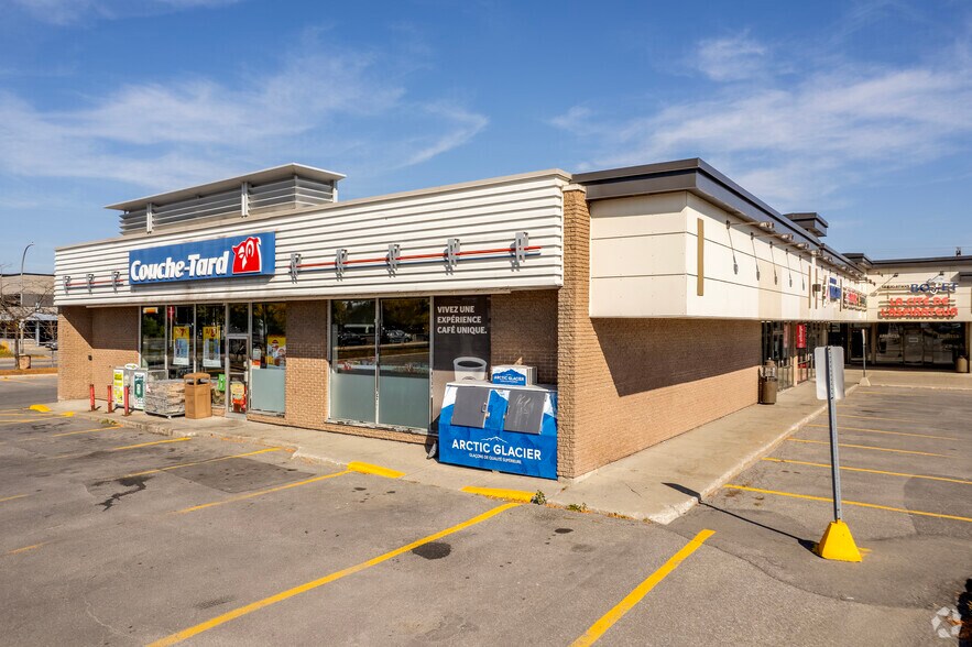 More Photos Of 550-580 Boul Curé-Labelle, Laval Storefront For Lease