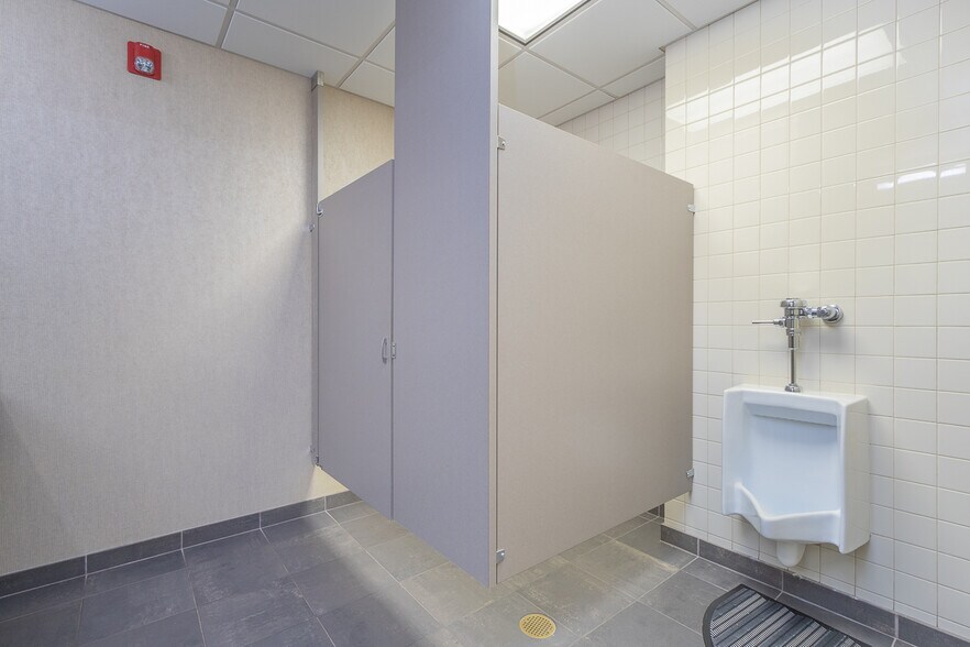 More Photos Of 129 N Main St, Anderson Office For Lease