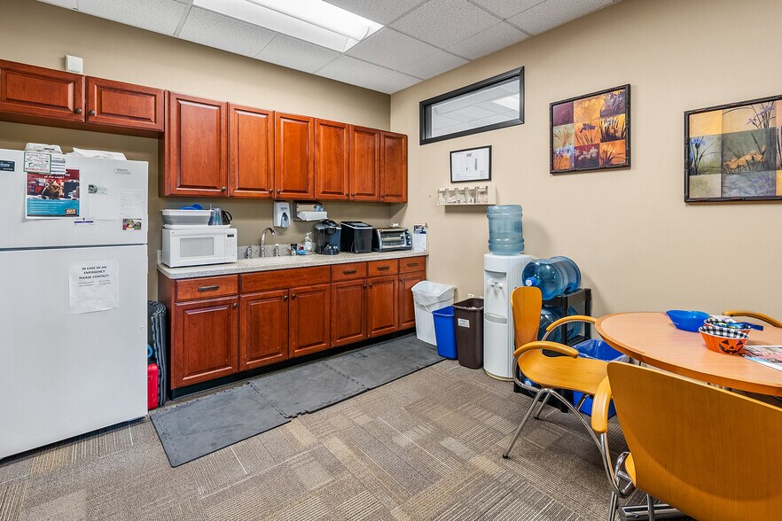 More Photos Of 1301 Poplar Dr, Medford Medical For Lease