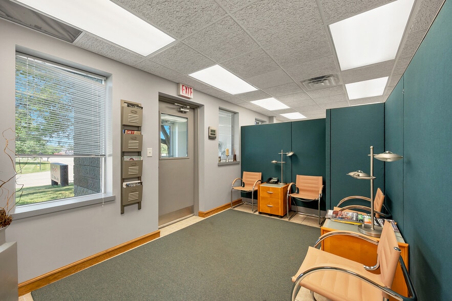 More Photos Of 1725 Suburban Dr, De Pere Manufacturing For Sale