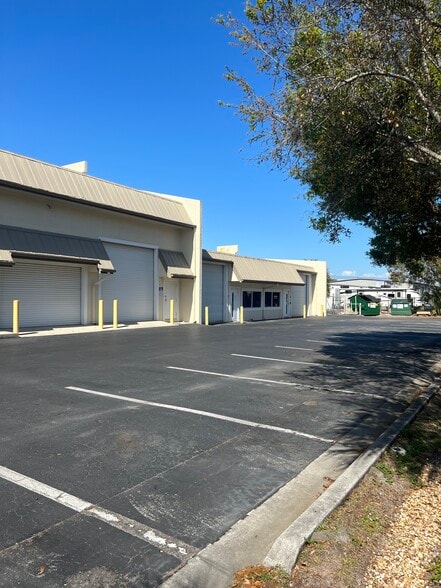 More Photos Of 5701 Houchin St, Naples Light Manufacturing For Lease