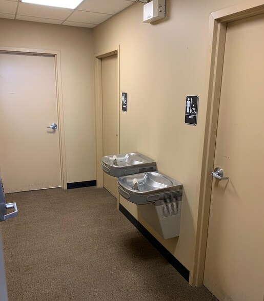 More Photos Of 3948-3954 N Sheridan Rd, Chicago Bank For Lease