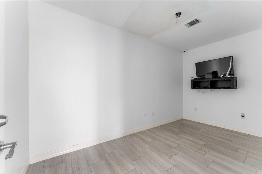 More Photos Of 2711 North Fwy, Houston Medical For Sale