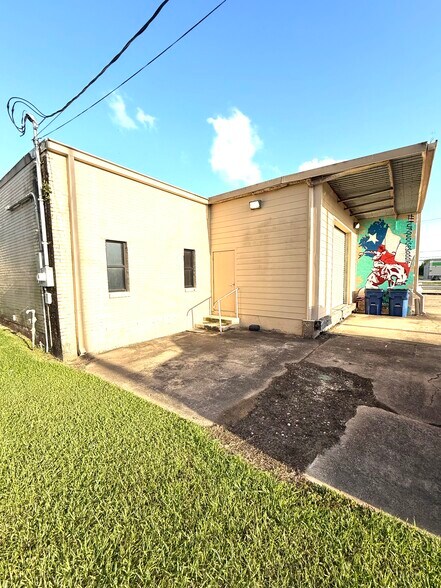 More Photos Of 502 E Brazos Ave, West Columbia Freestanding For Sale