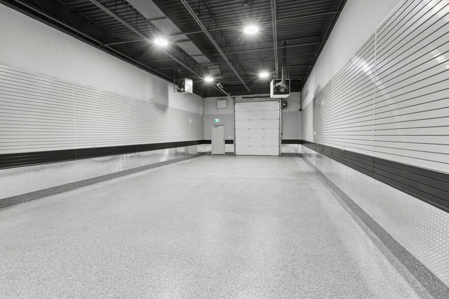 More Photos Of 2721 Markham Rd, Toronto Showroom For Sale