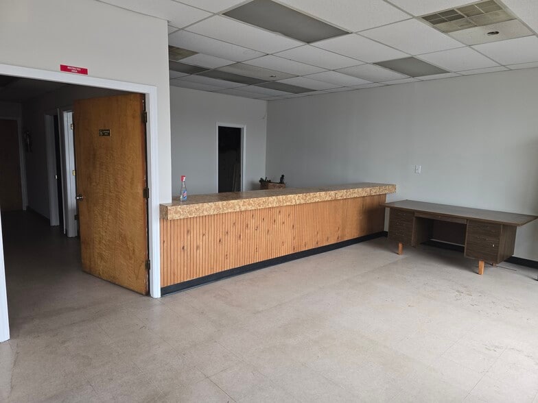 More Photos Of 6109 Brookshire Blvd, Charlotte Flex For Lease