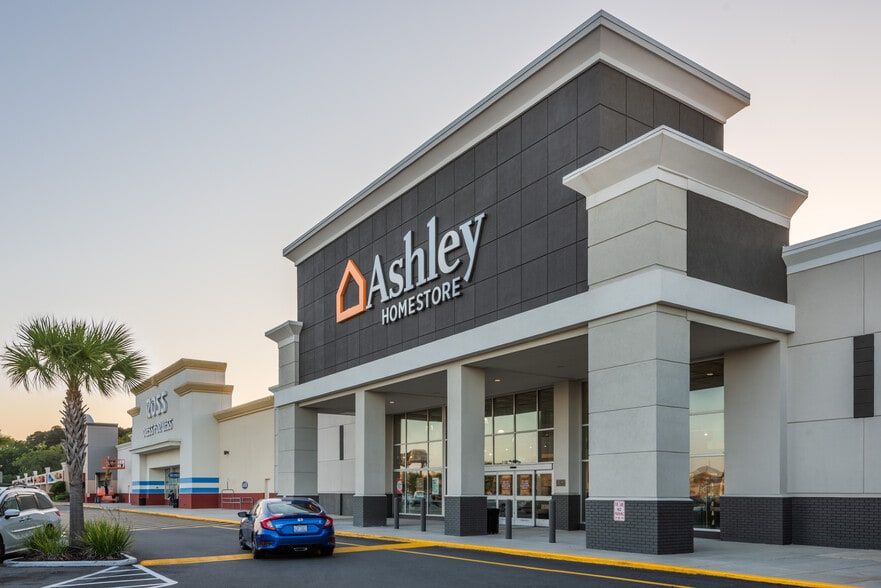 More Photos Of 7805 Abercorn St, Savannah Unknown For Lease