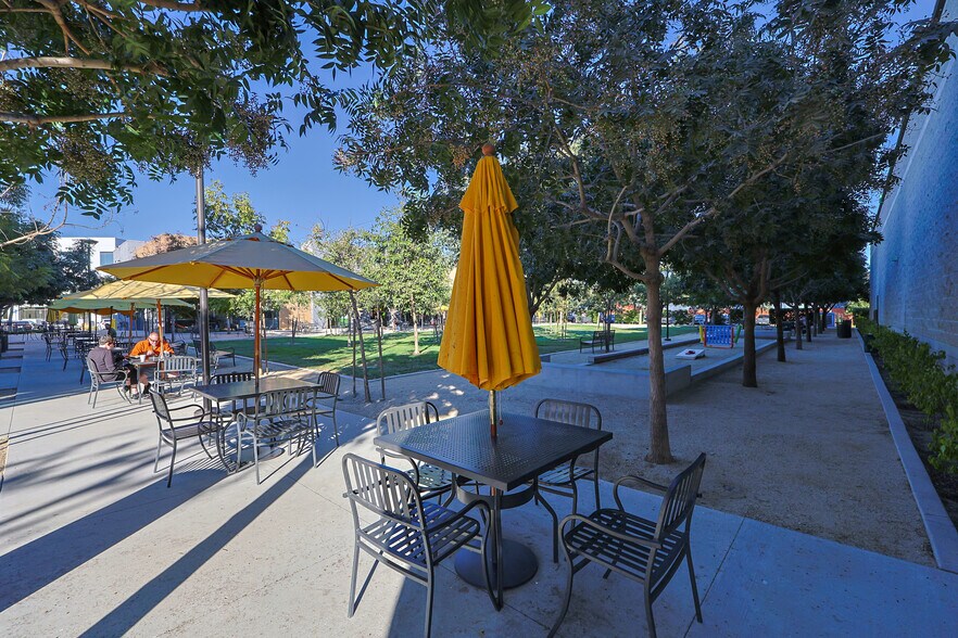 More Photos Of 8420-8440 Balboa Blvd, Northridge Storefront For Lease