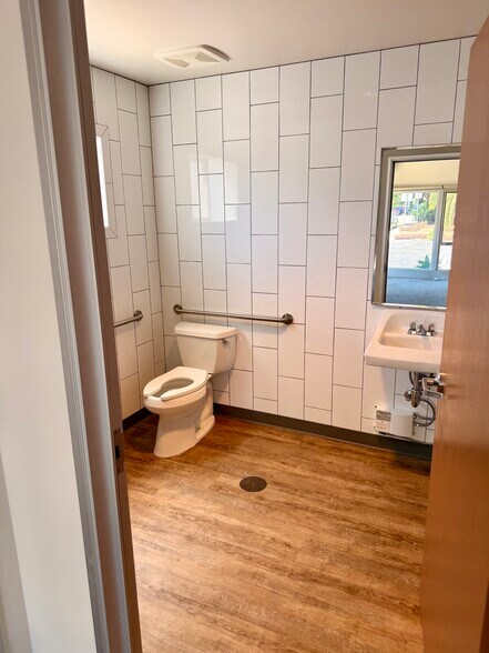 More Photos Of 110 W Escalones, San Clemente Loft Creative Space For Lease