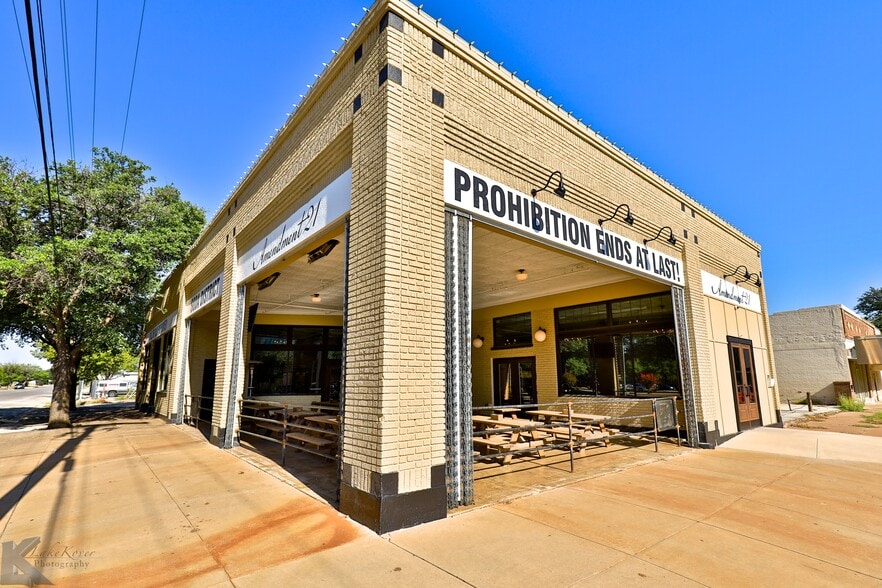 More Photos Of 382 Chestnut St, Abilene Bar For Sale