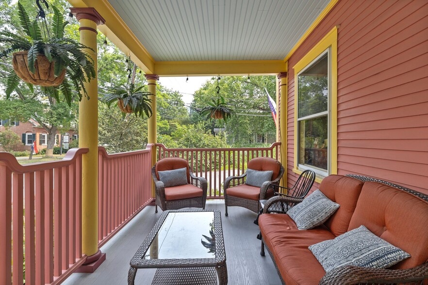 More Photos Of 41 Pleasant St, Woodstock Hospitality For Sale