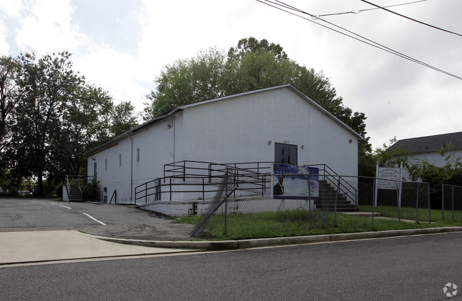 Primary Photo Of 4407 Lee St NE, Washington Freestanding For Sale