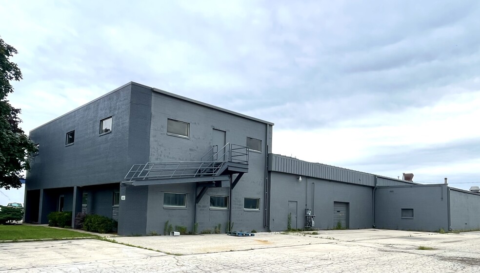 Primary Photo Of 640 Moasis Dr, Little Chute Warehouse For Lease