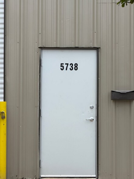 More Photos Of 5738 Hogue St, Houston Industrial For Lease
