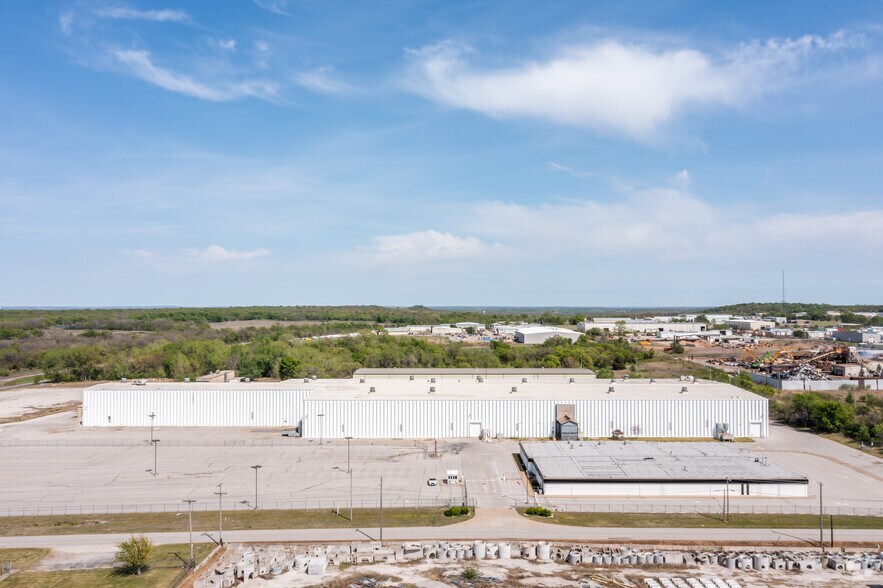 More Photos Of 2121 N 161st St E, Tulsa Warehouse For Lease