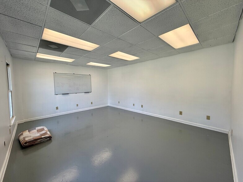 More Photos Of 11815 US Highway 15-501, Aberdeen Distribution For Lease