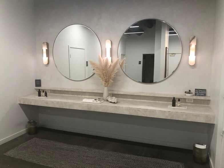 More Photos Of 2415-2449 Main St, Santa Monica Restaurant For Lease